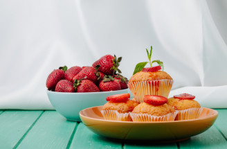 Máte chuť na vláčnu pochúťku? Skúste recept na tieto jahodové muffiny