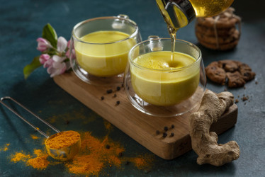 Zlaté mlieko – recept, účinky a alternatívy pre váš pokojný spánok