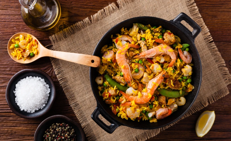paella s morskými plodmi