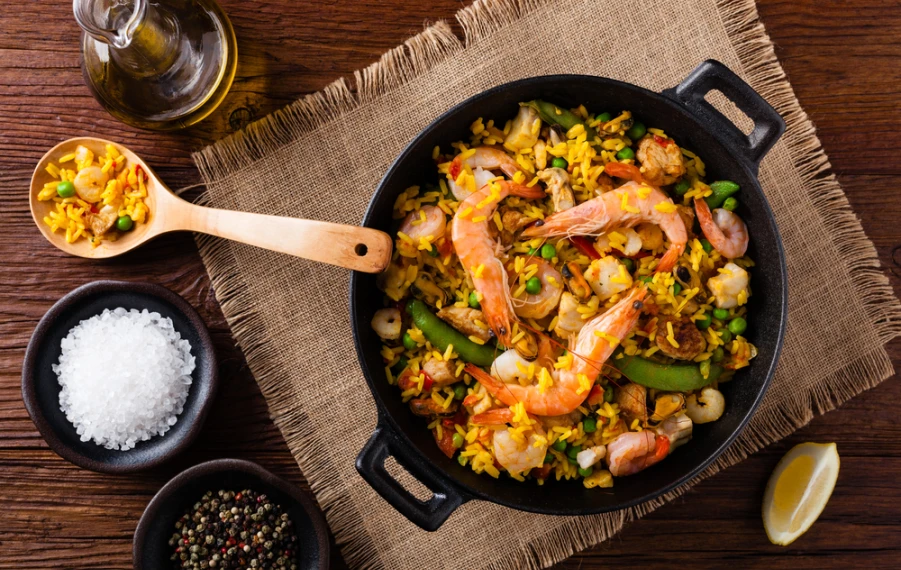paella s morskými plodmi