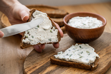 Bryndzová nátierka – 5 receptov, ktoré si doma obľúbite