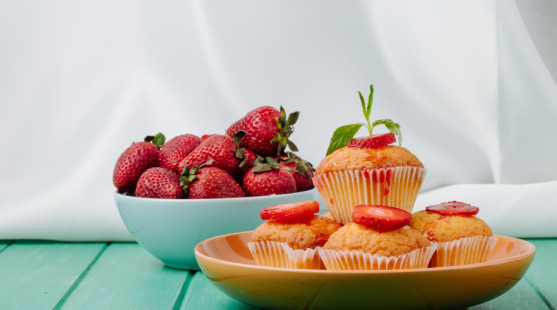 Máte chuť na vláčnu pochúťku? Skúste recept na tieto jahodové muffiny