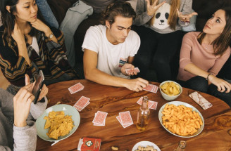 Snacky na herné večery: čo zjesť pri kartách alebo online kasíne