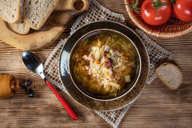 Langoše a kapustnica pôvod a tradícia na Slovensku
