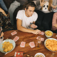 Snacky na herné večery: čo zjesť pri kartách alebo online kasíne