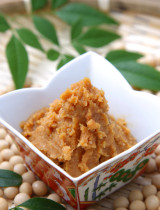 Miso pasta: Tradičná japonská prísada, ktorú sa oplatí mať v kuchyni (+vegan recepty)