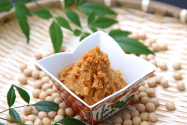 Miso pasta: Tradičná japonská prísada, ktorú sa oplatí mať v kuchyni (+vegan recepty)