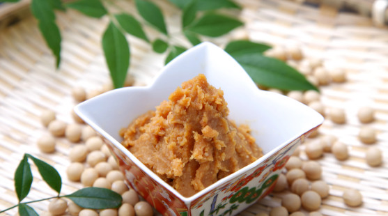 Miso pasta: Tradičná japonská prísada, ktorú sa oplatí mať v kuchyni (+vegan recepty)