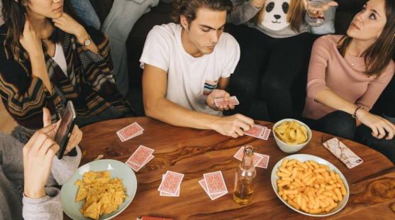 Snacky na herné večery: čo zjesť pri kartách alebo online kasíne