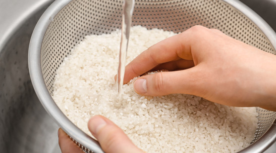 Oplachovanie ryže pred varením – nevyhnutnosť alebo strata času?