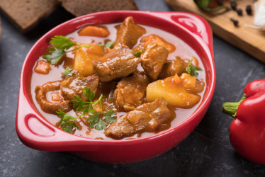 Gulášová polievka – 7 receptov, podľa ktorých si ju môžete uvariť