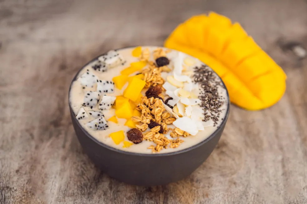 Kokosovo-mangová kaša s bielou čokoládou a mandľovými lupienkami