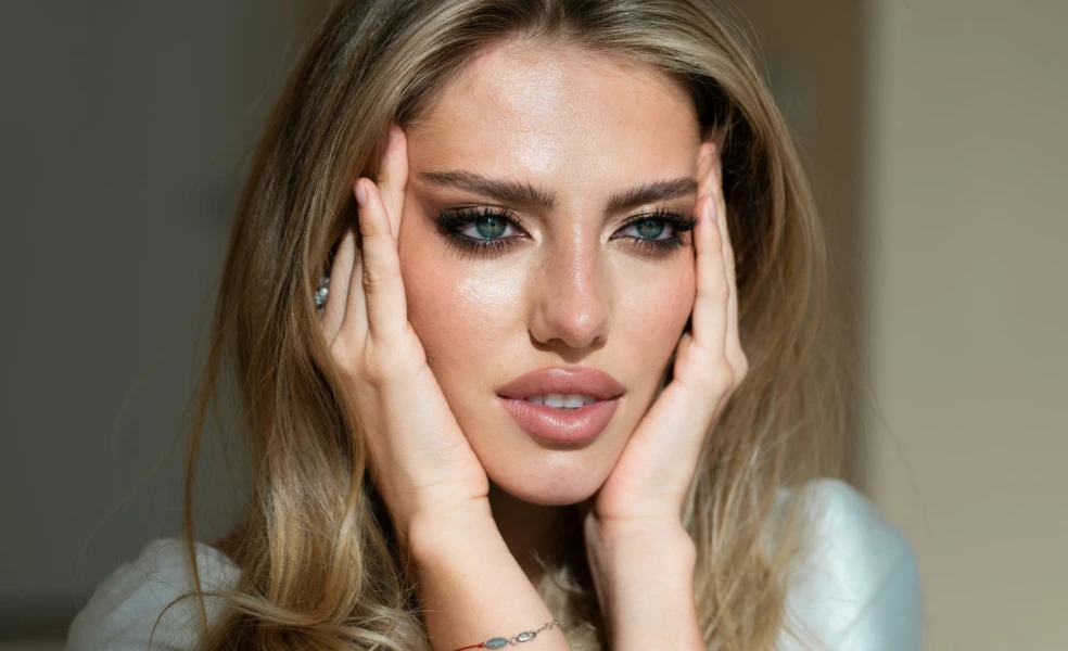 rozmazaná očná linka s jemným soft smoky eyes efektom